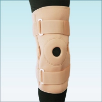 Бандаж (ортез) на коленный сустав (на колено) фиксирующий с ребрами жесткости и отверстием BKFO C1KN-301